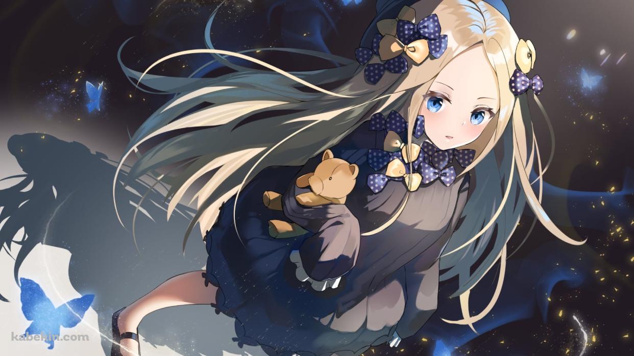 クマのぬいぐるみを持つ可愛いアビゲイル・ウィリアムズ / 青い蝶 / Fate/grand orderの壁紙(1242px x 698px) 高画質 PC・デスクトップ用