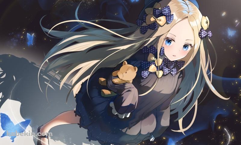 クマのぬいぐるみを持つ可愛いアビゲイル・ウィリアムズ / 青い蝶 / Fate/grand orderの壁紙(800px x 480px) 高画質 PC・デスクトップ用