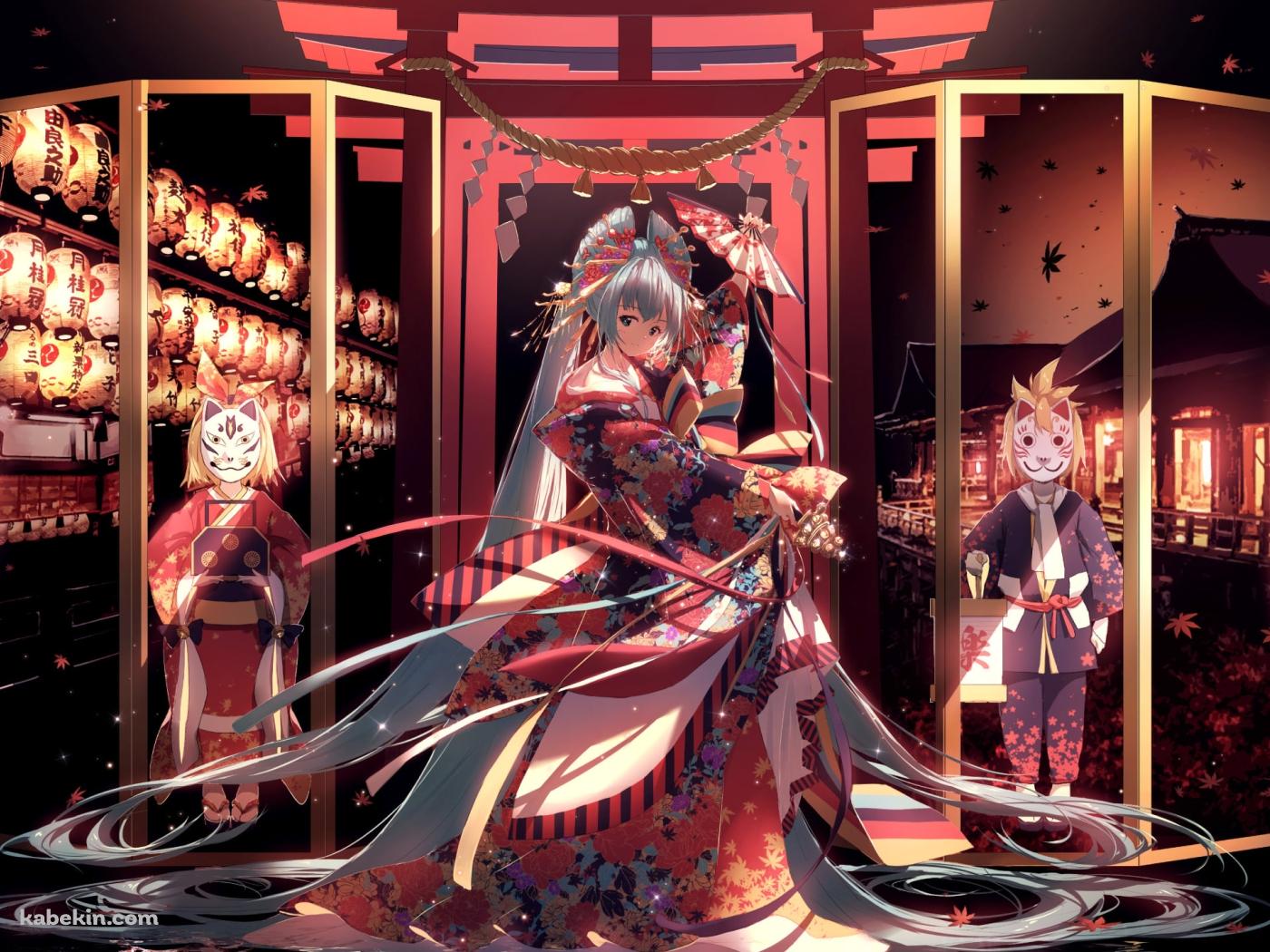 両手に扇を持ち舞う綺麗な初音ミク / 赤い着物 / 狐のお面をかぶった鏡音リン・鏡音レン / ボカロ / ボーカロイドの壁紙(1400px x 1050px) 高画質 PC・デスクトップ用