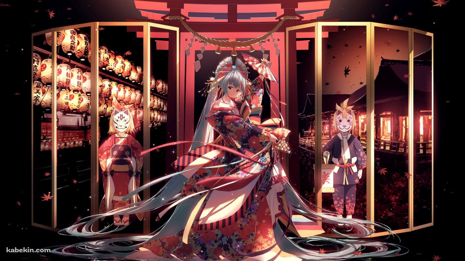 両手に扇を持ち舞う綺麗な初音ミク / 赤い着物 / 狐のお面をかぶった鏡音リン・鏡音レン / ボカロ / ボーカロイドの壁紙(1600px x 900px) 高画質 PC・デスクトップ用