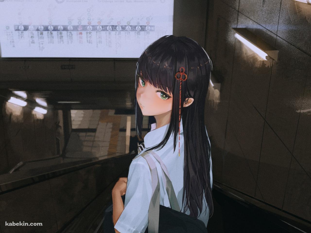 地下鉄の駅に続くエスカレーターに乗りこちらに振り返る可愛い東郷一二三 / セーラー服 / 女子高生 / ペルソナ5の壁紙(1280px x 960px) 高画質 PC・デスクトップ用