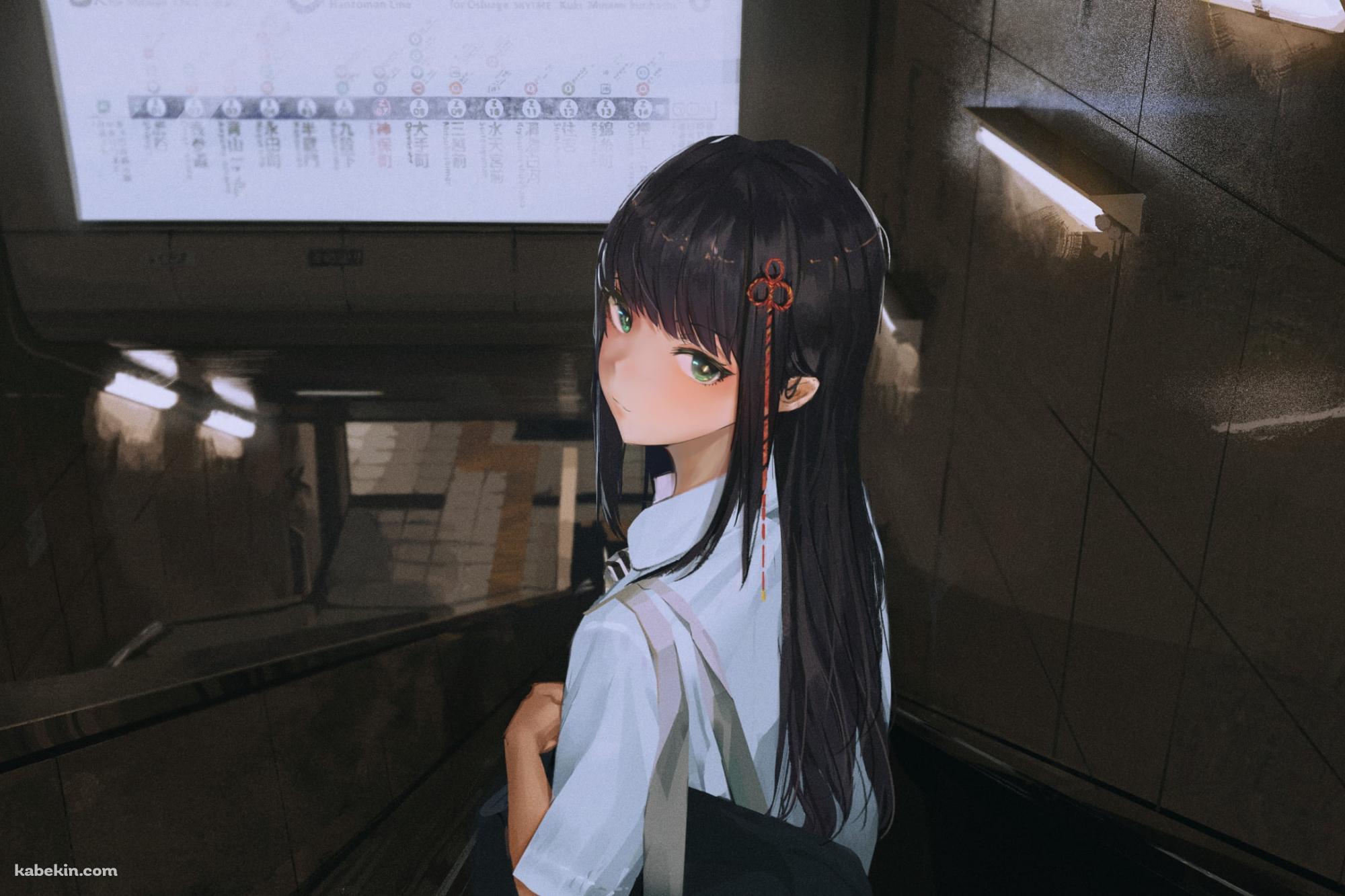 地下鉄の駅に続くエスカレーターに乗りこちらに振り返る可愛い東郷一二三 / セーラー服 / 女子高生 / ペルソナ5の壁紙(2000px x 1333px) 高画質 PC・デスクトップ用
