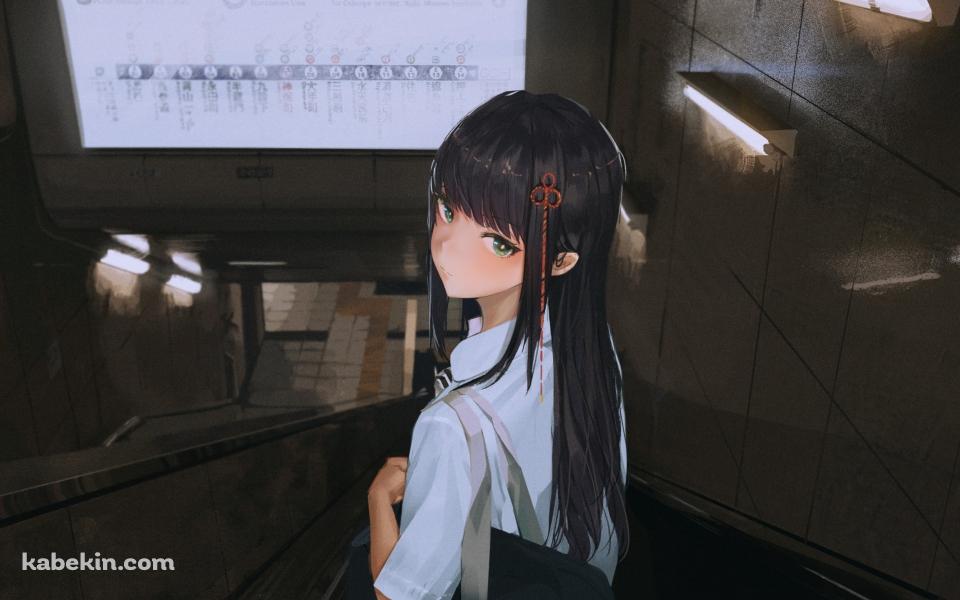 地下鉄の駅に続くエスカレーターに乗りこちらに振り返る可愛い東郷一二三 / セーラー服 / 女子高生 / ペルソナ5の壁紙(960px x 600px) 高画質 PC・デスクトップ用