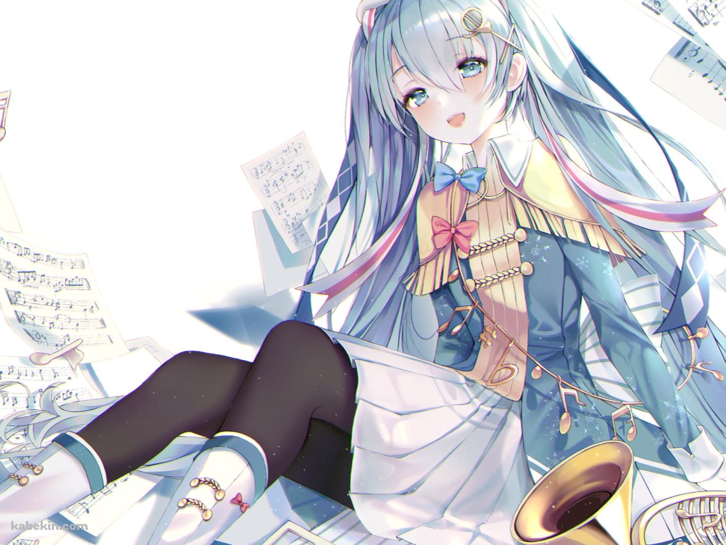 沢山の楽譜の上に座る笑顔の雪ミク / ホルン / ボカロ / ボーカロイドの壁紙(1440px x 1080px) 高画質 PC・デスクトップ用