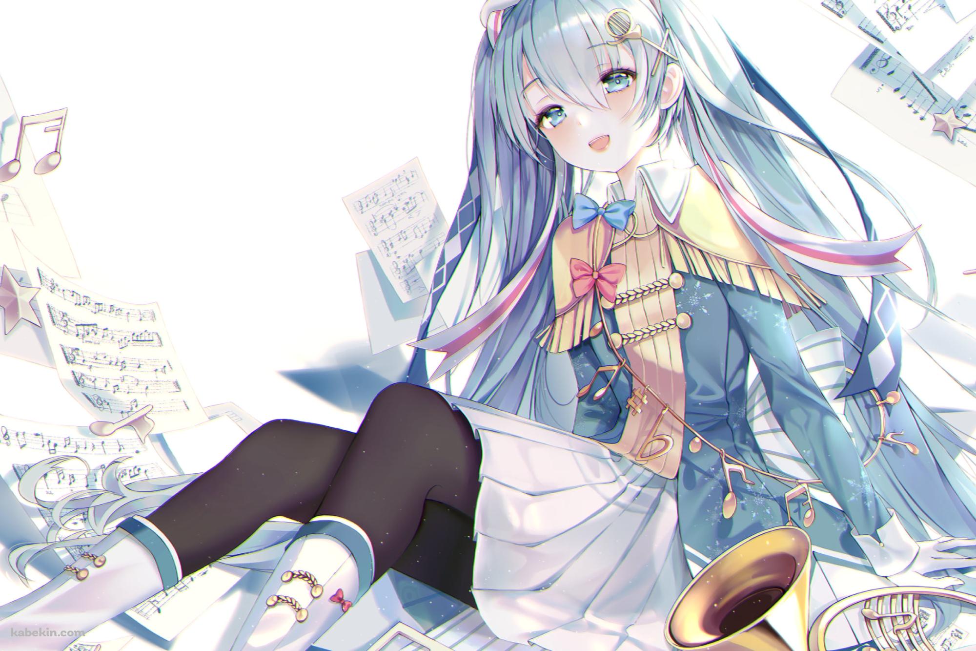 沢山の楽譜の上に座る笑顔の雪ミク / ホルン / ボカロ / ボーカロイドの壁紙(2000px x 1333px) 高画質 PC・デスクトップ用