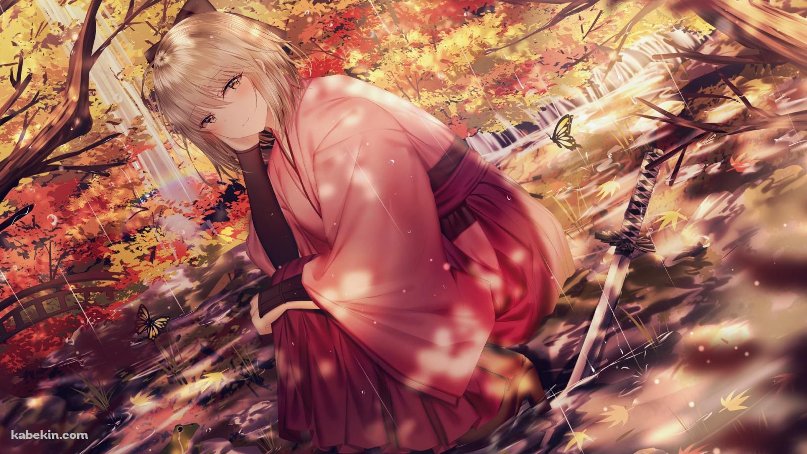 雨が降る秋の森の中、しゃがむ沖田総司 / 紅葉 / Fate/grand orderの壁紙(1600px x 900px) 高画質 PC・デスクトップ用