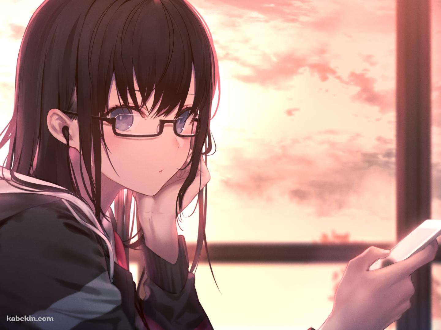 スマホを持ちながらこちらを見つめるメガネをかけた可愛い女子高生 / 窓際 / 夕暮れの壁紙(1440px x 1080px) 高画質 PC・デスクトップ用
