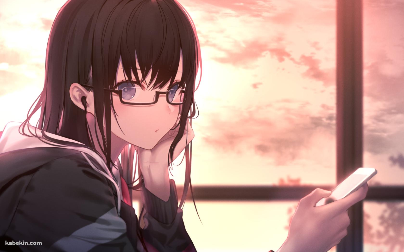 スマホを持ちながらこちらを見つめるメガネをかけた可愛い女子高生 / 窓際 / 夕暮れの壁紙(1680px x 1050px) 高画質 PC・デスクトップ用