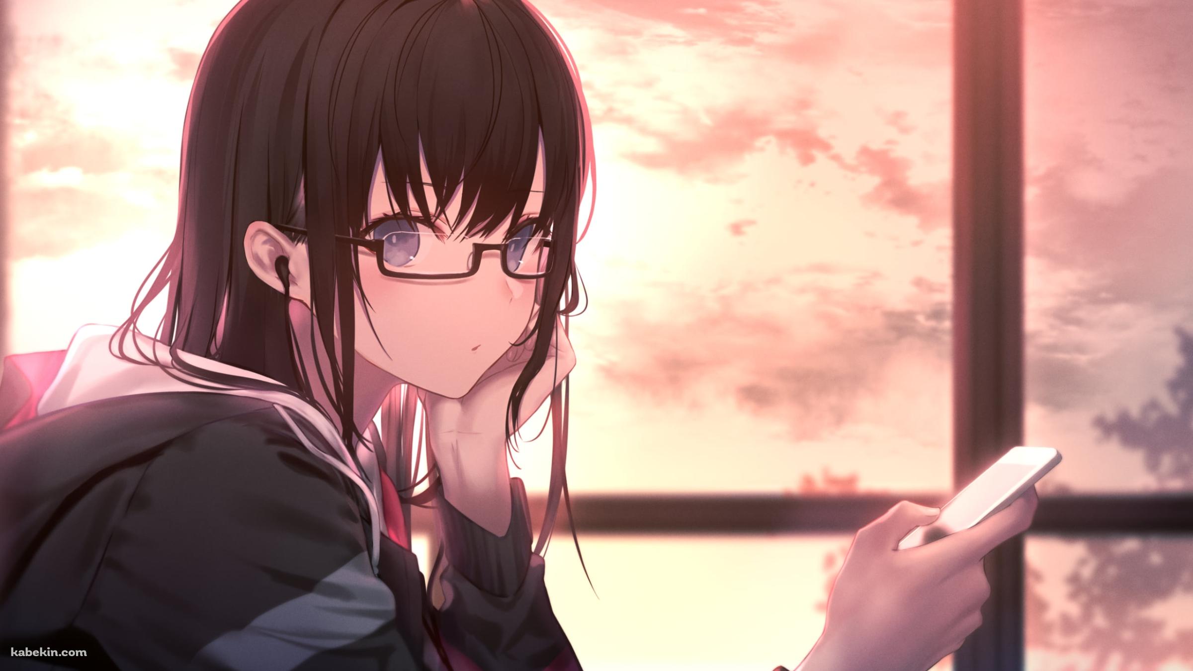 スマホを持ちながらこちらを見つめるメガネをかけた可愛い女子高生 / 窓際 / 夕暮れの壁紙(2400px x 1350px) 高画質 PC・デスクトップ用