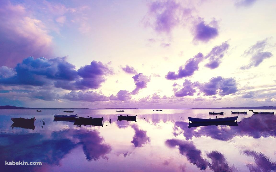 紫の湖に浮かぶ沢山の手漕ぎボートの壁紙(1152px x 720px) 高画質 PC・デスクトップ用