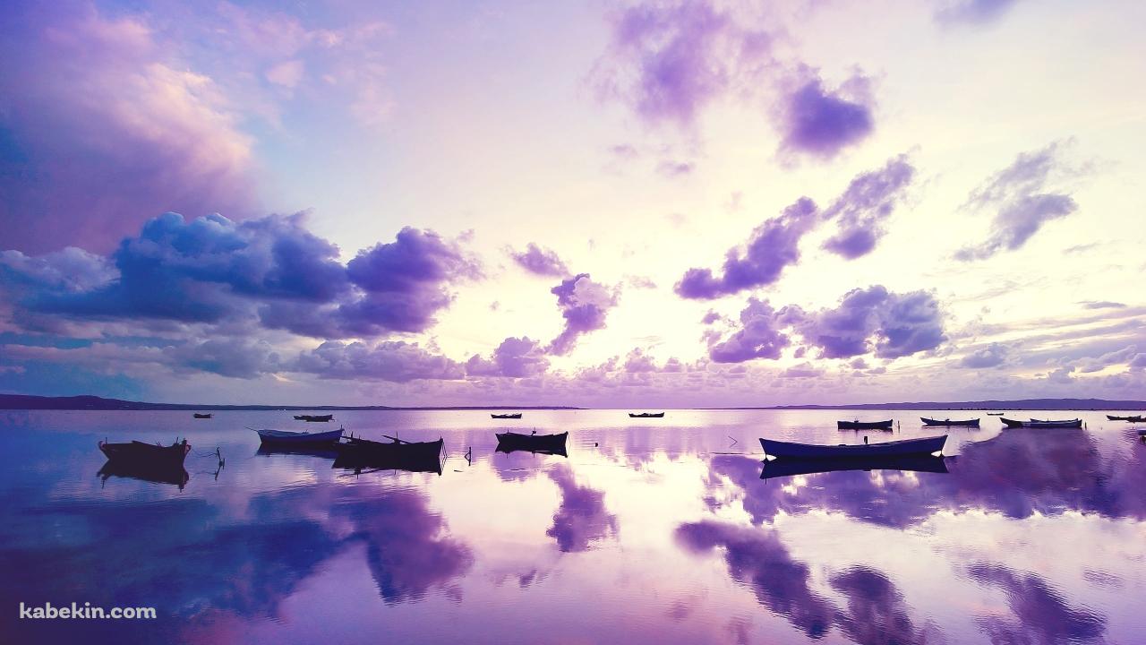 紫の湖に浮かぶ沢山の手漕ぎボートの壁紙(1280px x 720px) 高画質 PC・デスクトップ用
