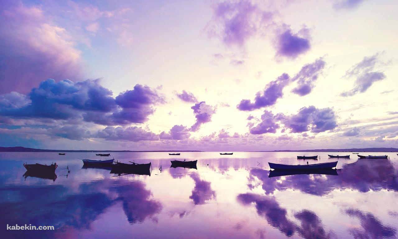 紫の湖に浮かぶ沢山の手漕ぎボートの壁紙(1280px x 768px) 高画質 PC・デスクトップ用
