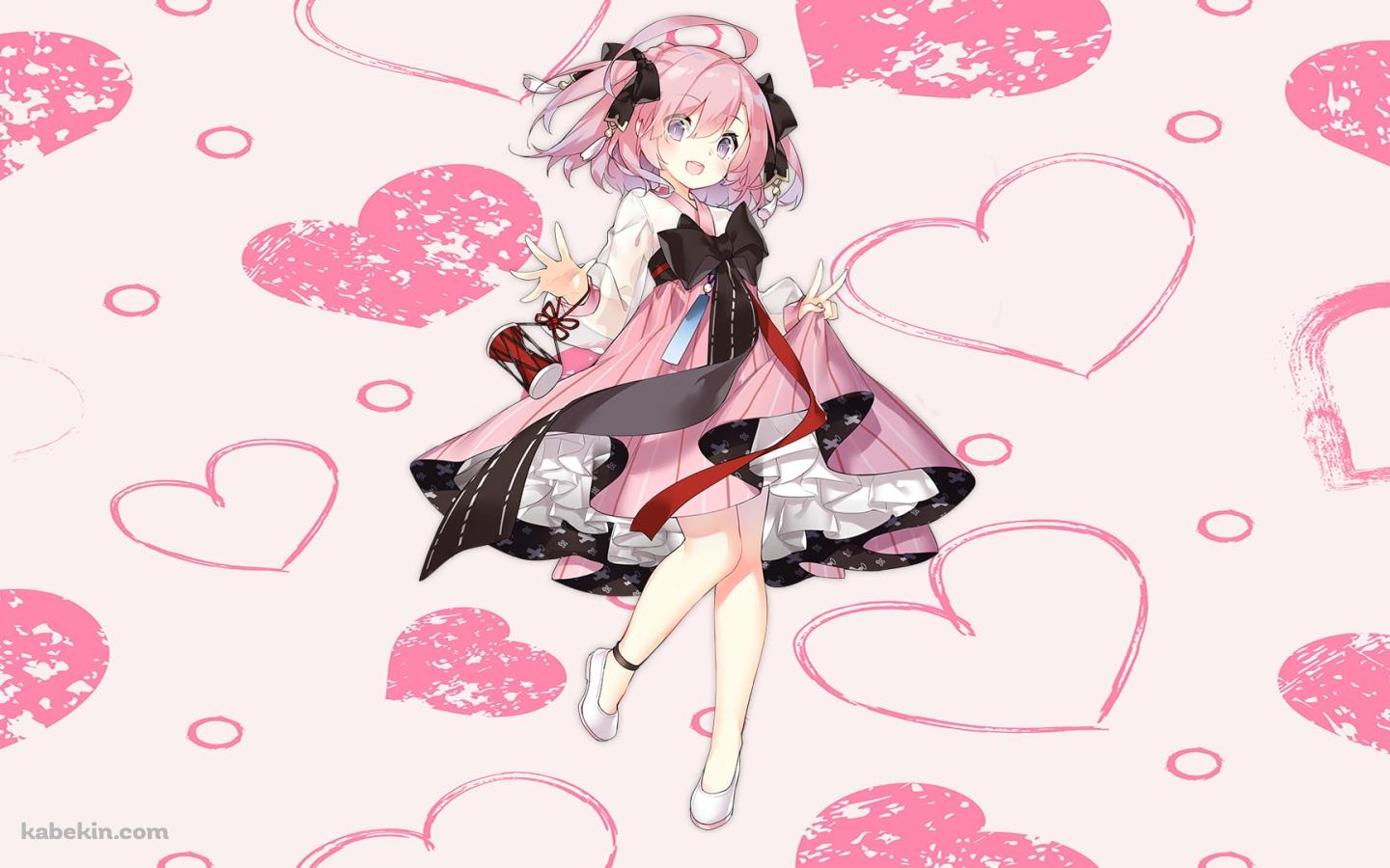 ピンクのハートと笑顔でピースをするサラトガ / アズールレーンの壁紙(1440px x 900px) 高画質 PC・デスクトップ用