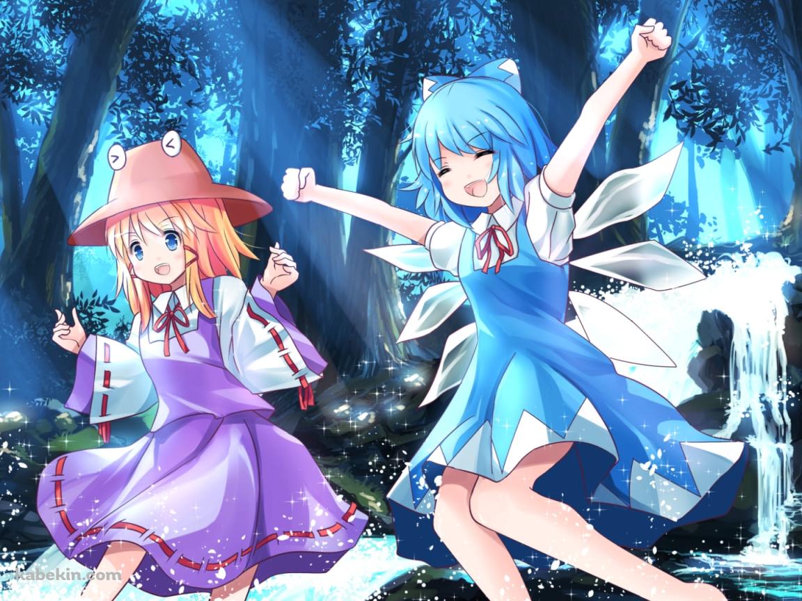 森の中で笑顔ではしゃぐチルノと洩矢諏訪子 / 東方の壁紙(1152px x 864px) 高画質 PC・デスクトップ用