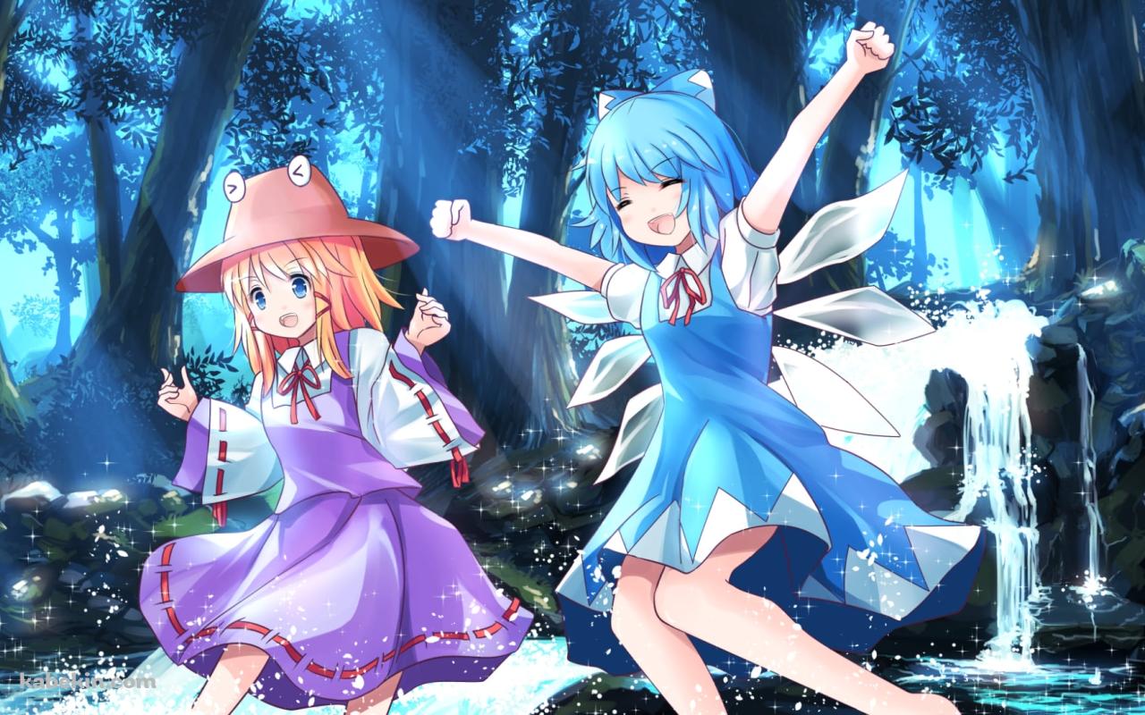 森の中で笑顔ではしゃぐチルノと洩矢諏訪子 / 東方の壁紙(1280px x 800px) 高画質 PC・デスクトップ用