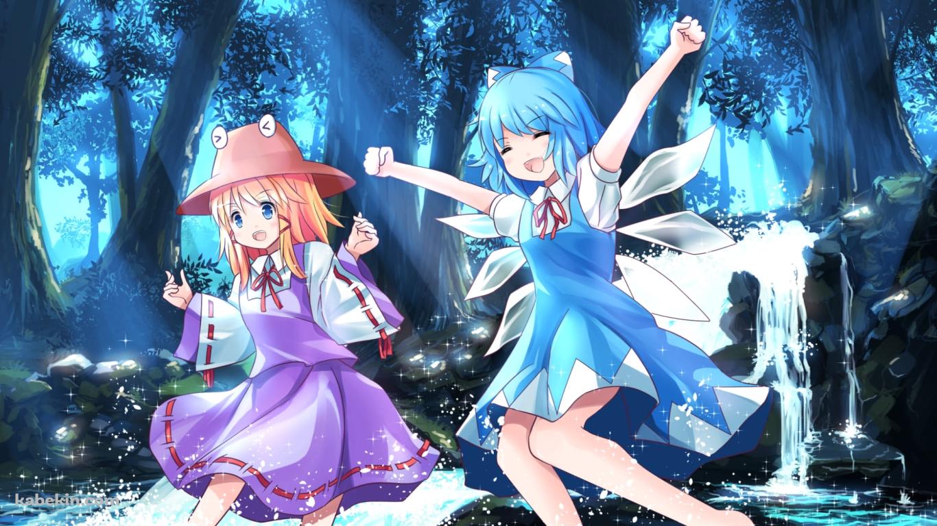 森の中で笑顔ではしゃぐチルノと洩矢諏訪子 / 東方の壁紙(1366px x 768px) 高画質 PC・デスクトップ用
