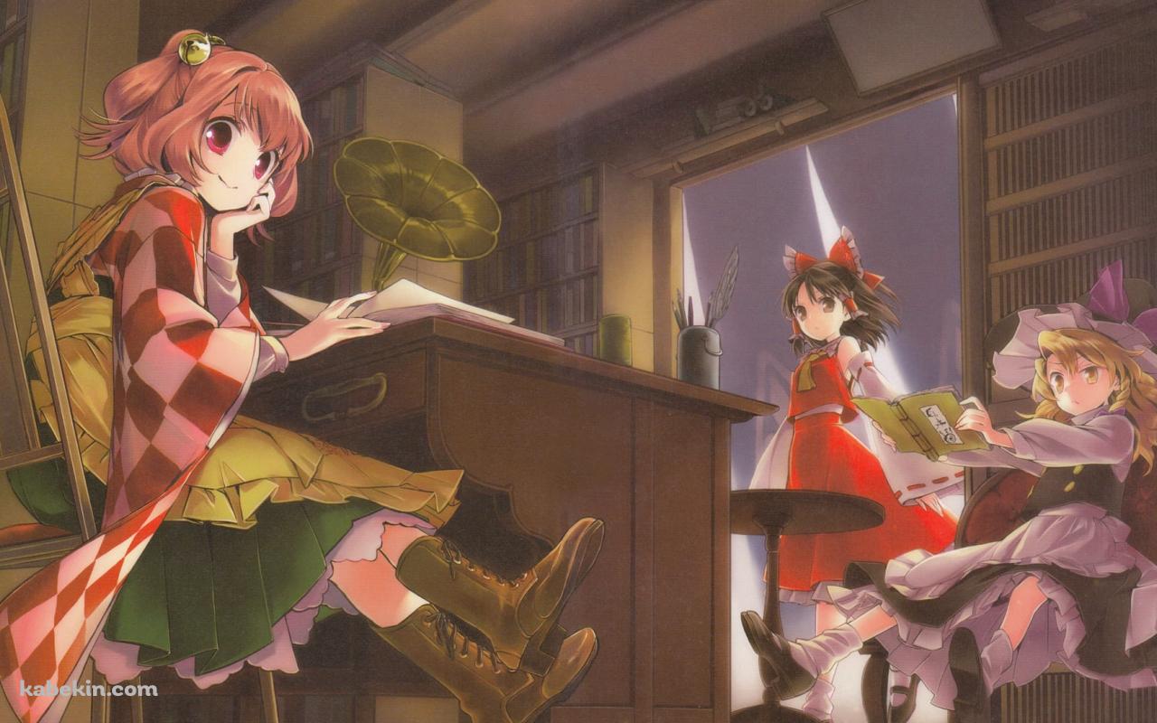 本を読む本居小鈴と霧雨魔理沙 / ドアの付近に立つ博麗霊夢 / 東方の壁紙(1280px x 800px) 高画質 PC・デスクトップ用