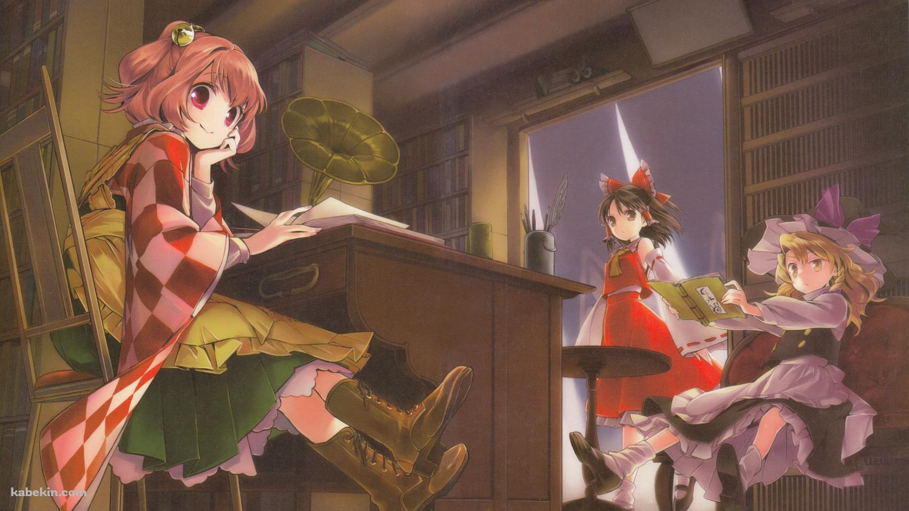 本を読む本居小鈴と霧雨魔理沙 / ドアの付近に立つ博麗霊夢 / 東方の壁紙(1829px x 1029px) 高画質 PC・デスクトップ用