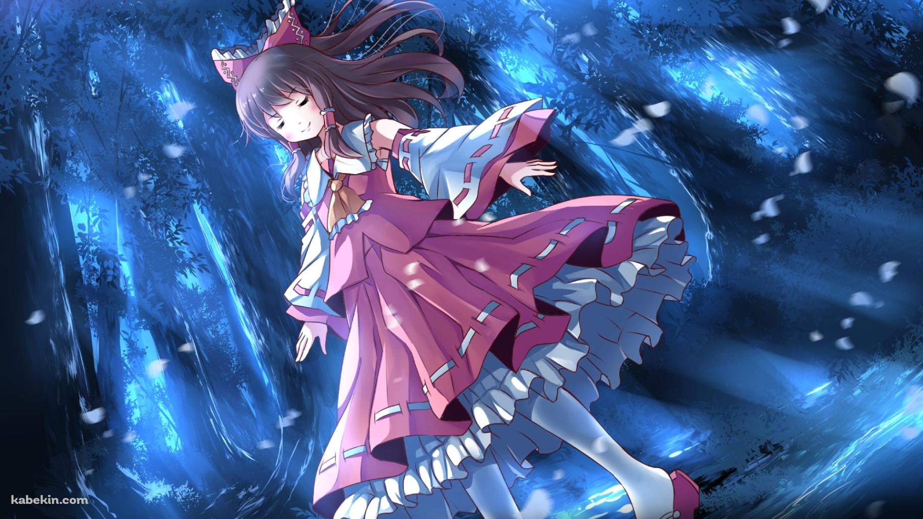 青い森の中で佇む博麗霊夢 / 東方の壁紙(1829px x 1029px) 高画質 PC・デスクトップ用