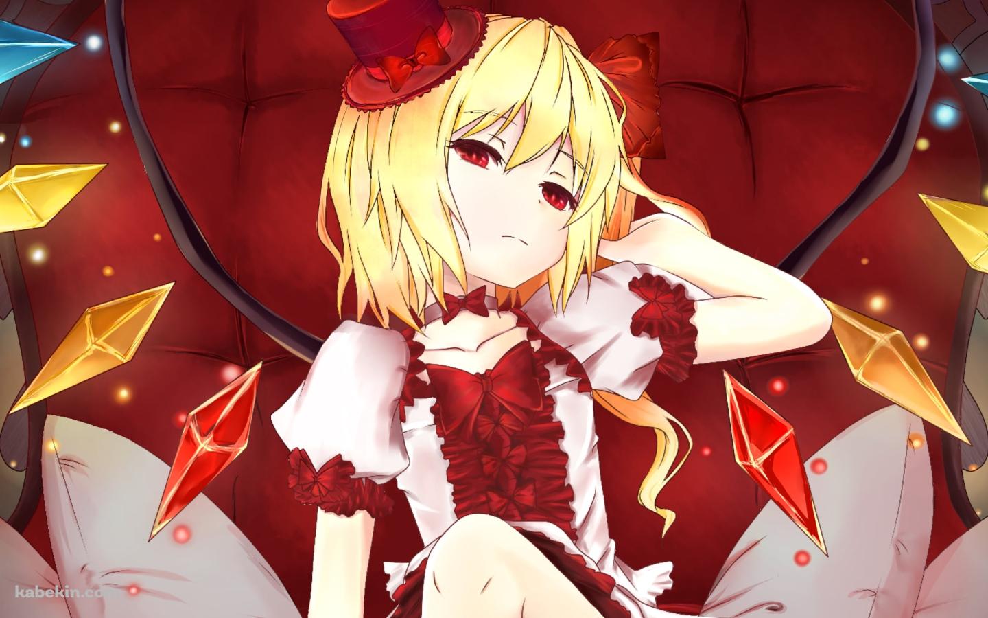 赤いソファーに座り冷ややかな視線を送るフランドール・スカーレット / 東方の壁紙(1440px x 900px) 高画質 PC・デスクトップ用