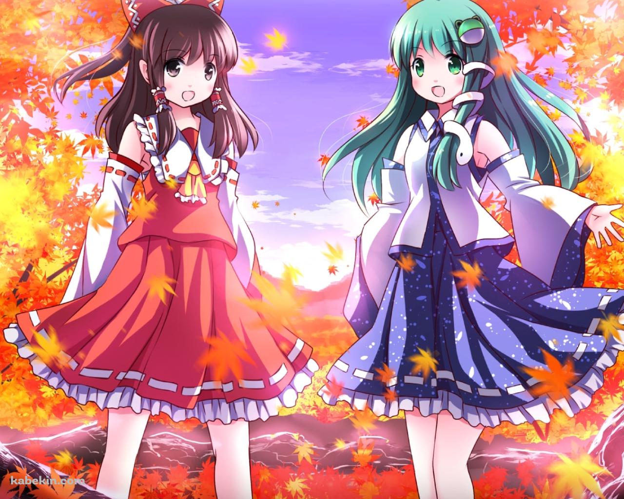 紅葉の中で並んで立つ笑顔の博麗霊夢と東風谷早苗 / 東方の壁紙(1280px x 1024px) 高画質 PC・デスクトップ用