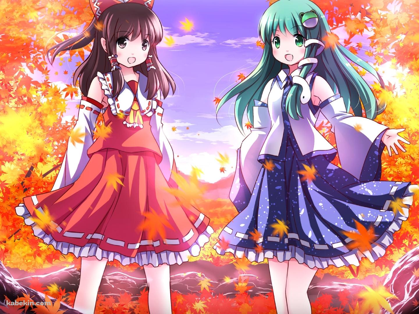 紅葉の中で並んで立つ笑顔の博麗霊夢と東風谷早苗 / 東方の壁紙(1440px x 1080px) 高画質 PC・デスクトップ用