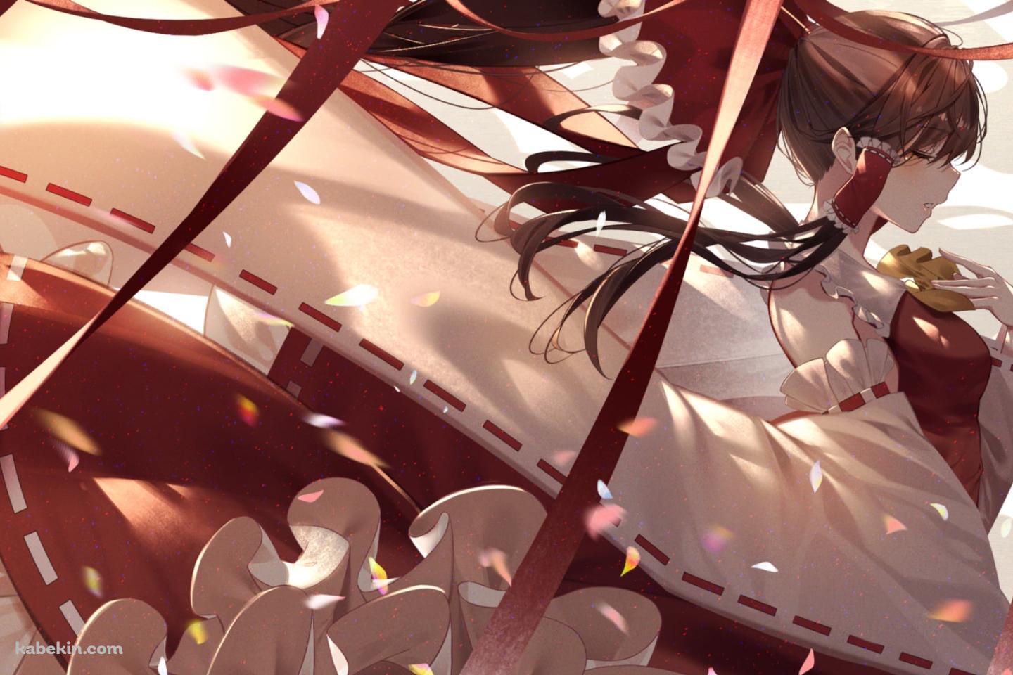 目をつぶり胸元に手をあてて祈る博麗霊夢 / 東方の壁紙(1440px x 960px) 高画質 PC・デスクトップ用