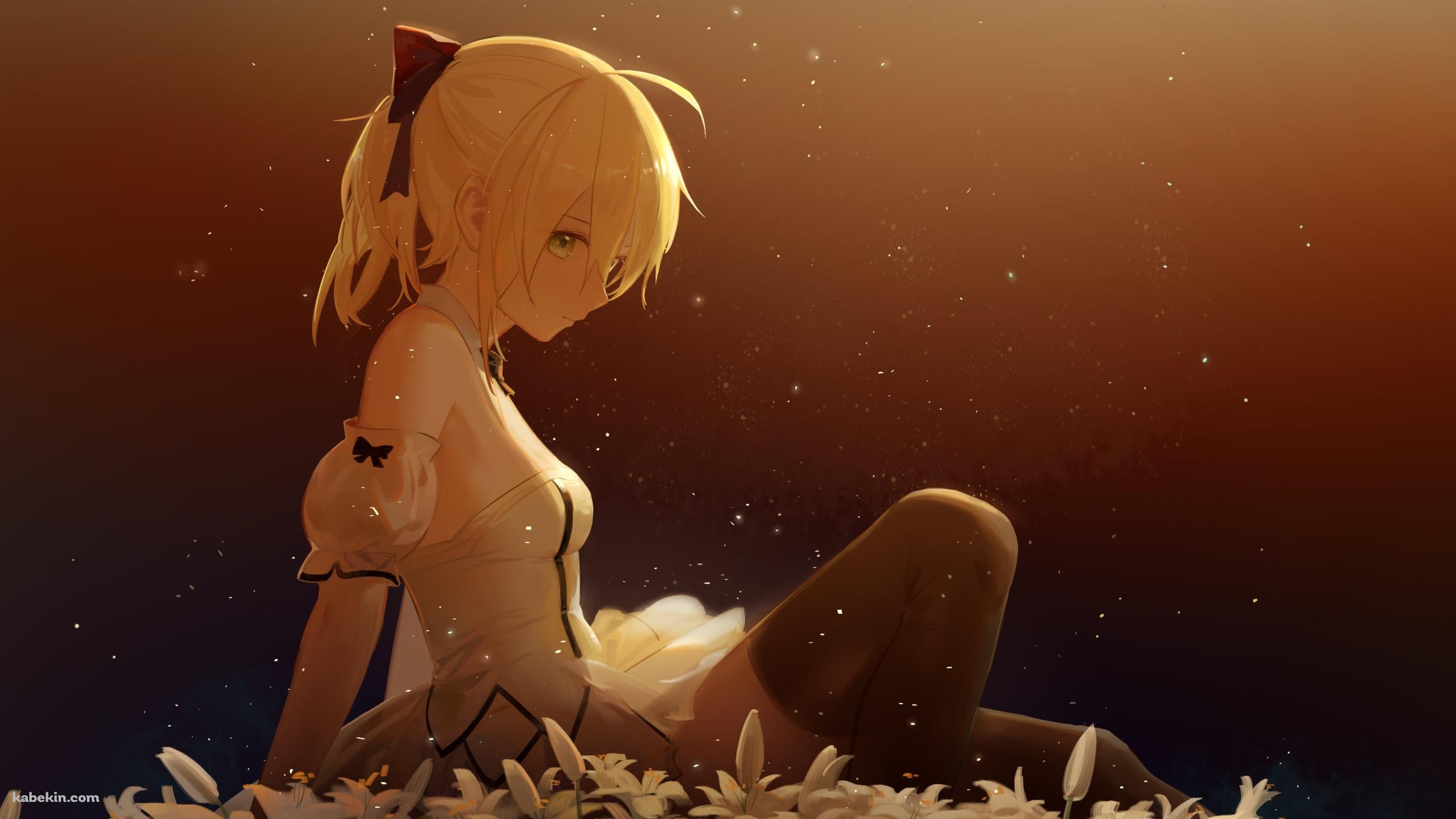 白い百合の花の上に座るセイバー・リリィ / アルトリア・ペンドラゴン / Fate/grand orderの壁紙(2560px x 1440px) 高画質 PC・デスクトップ用