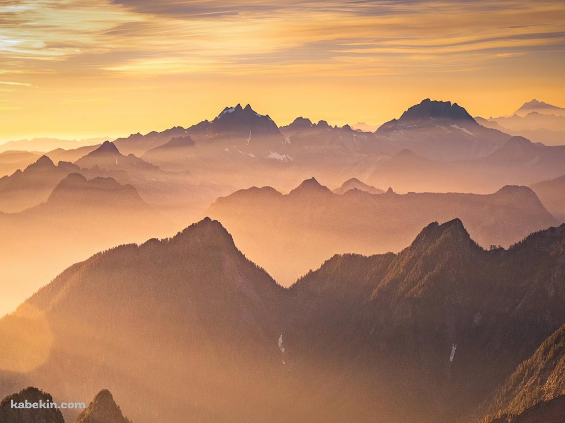 霧につつまれた黄金色に染まる山 / 絶景の壁紙(1152px x 864px) 高画質 PC・デスクトップ用