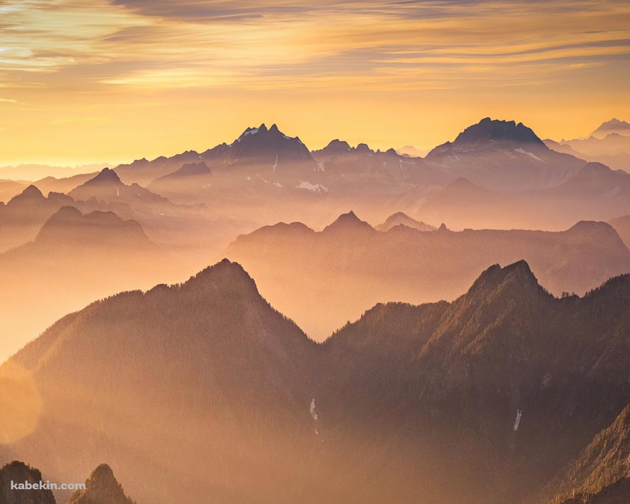 霧につつまれた黄金色に染まる山 / 絶景の壁紙(1280px x 1024px) 高画質 PC・デスクトップ用