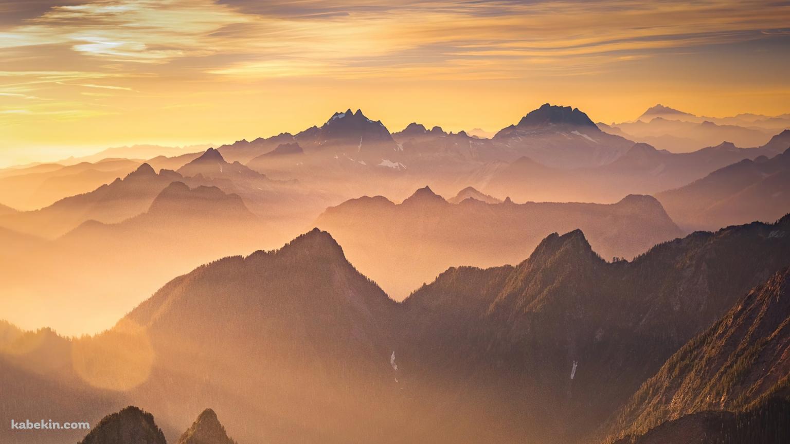 霧につつまれた黄金色に染まる山 / 絶景の壁紙(1536px x 864px) 高画質 PC・デスクトップ用