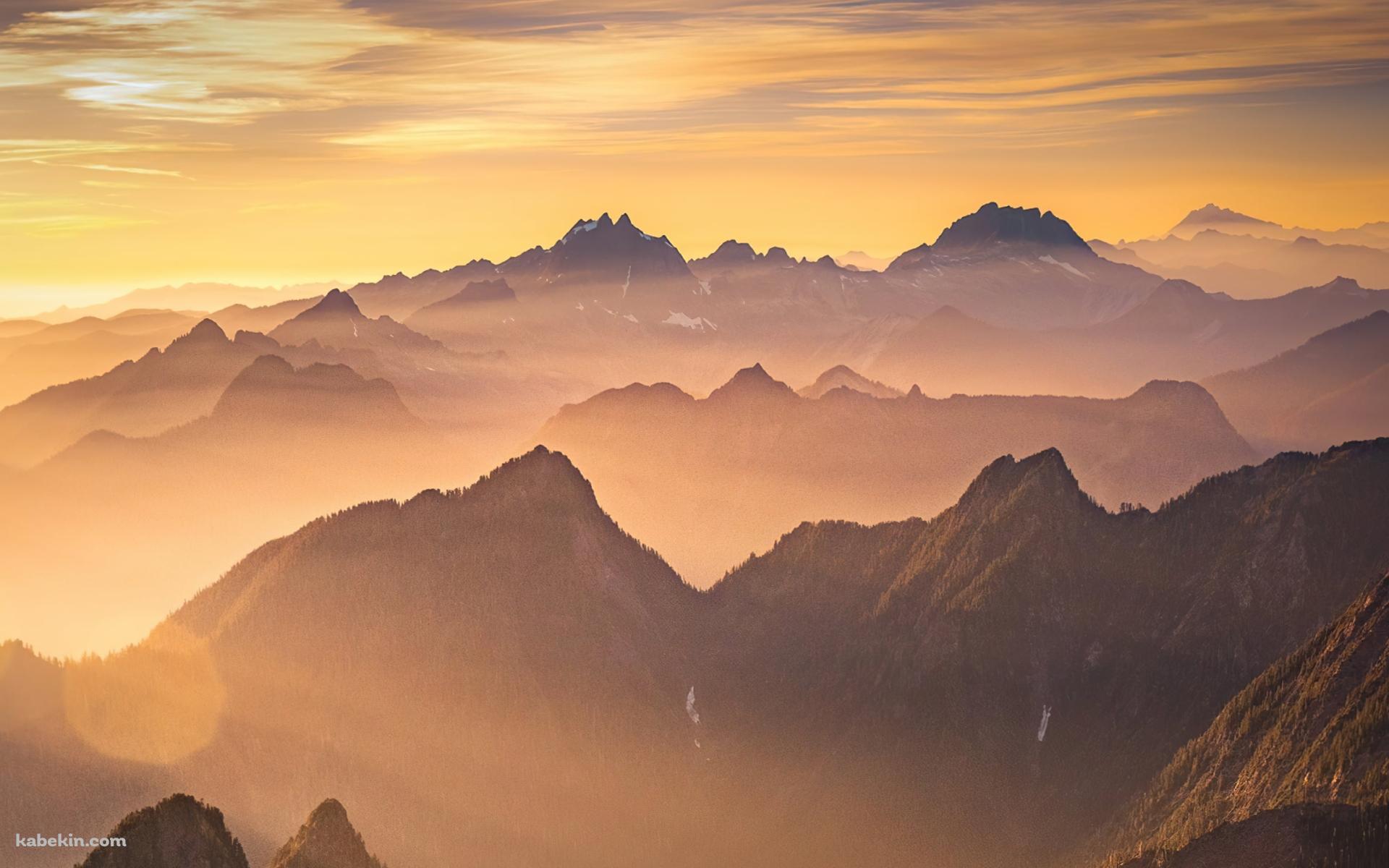霧につつまれた黄金色に染まる山 / 絶景(1920x1200px)のデスクトップPC
