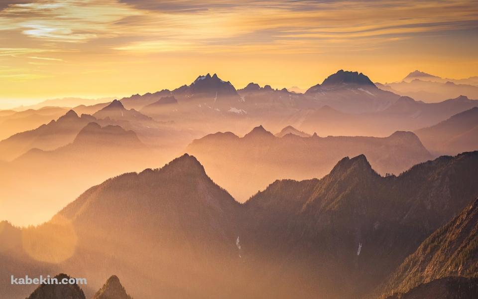 霧につつまれた黄金色に染まる山 / 絶景の壁紙(960px x 600px) 高画質 PC・デスクトップ用