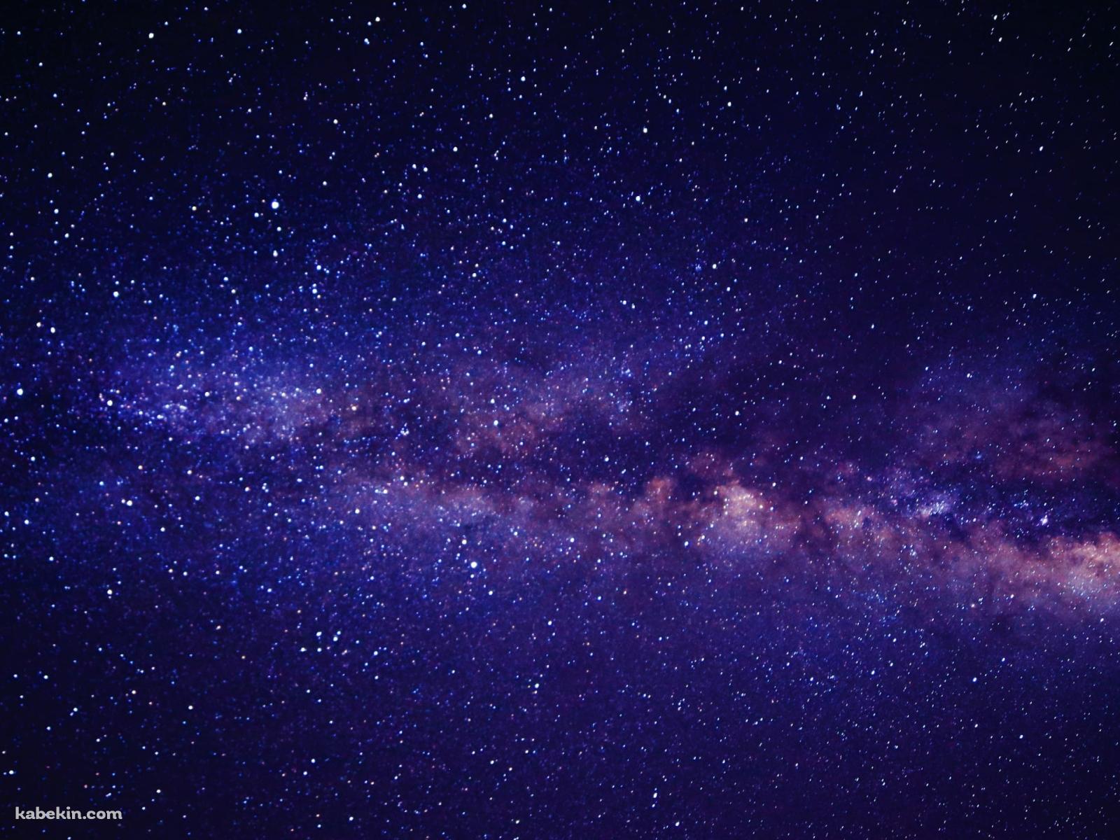 小さな星と紫の綺麗な星雲 / 宇宙の壁紙(1600px x 1200px) 高画質 PC・デスクトップ用