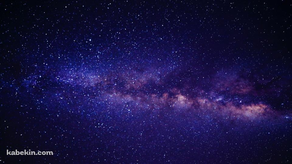 小さな星と紫の綺麗な星雲 / 宇宙の壁紙(960px x 540px) 高画質 PC・デスクトップ用