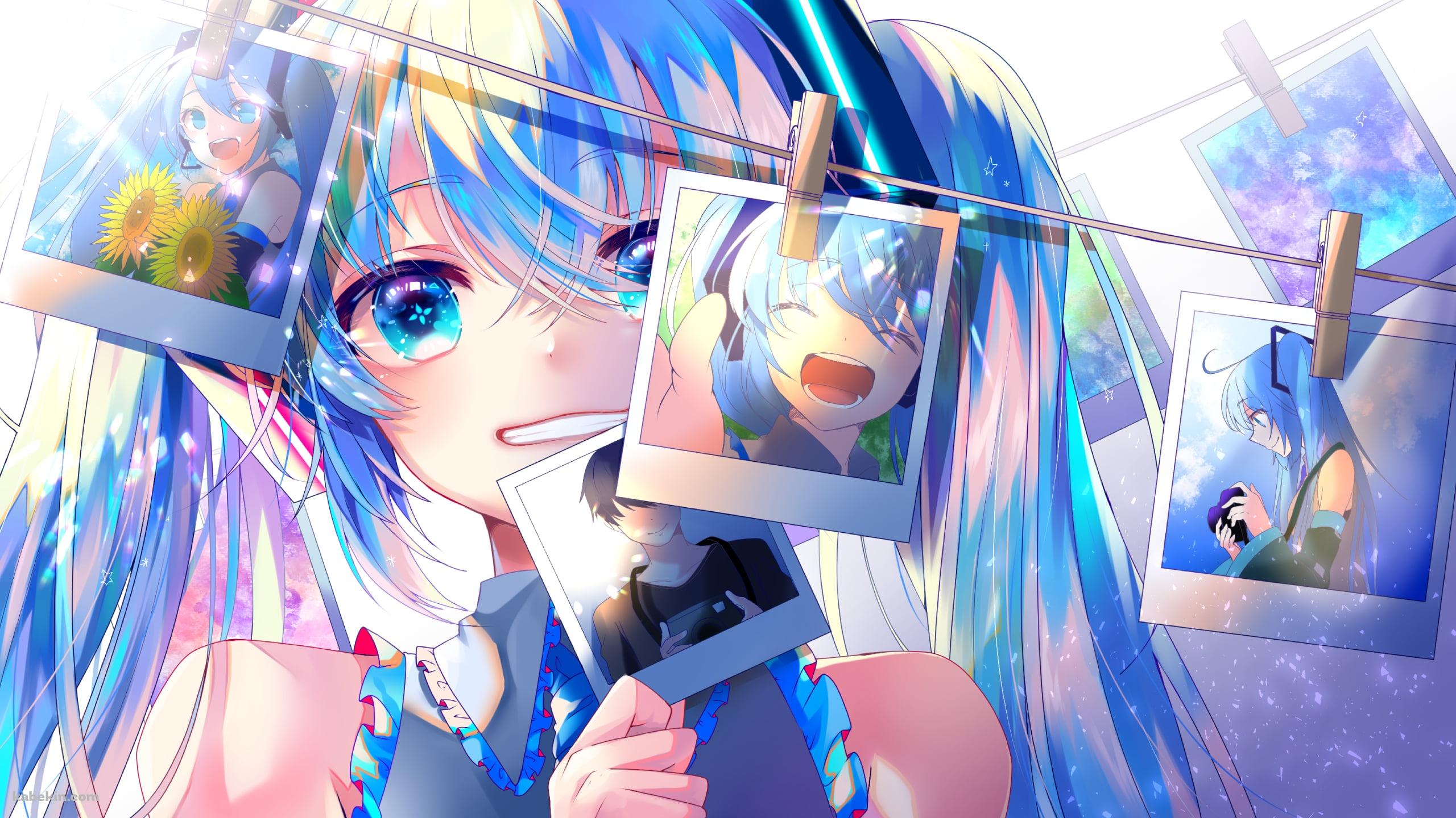 写真を吊るす笑顔の初音ミク / ボカロ / ボーカロイドの壁紙(2560px x 1440px) 高画質 PC・デスクトップ用