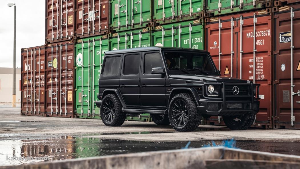 コンテナと水たまりとメルセデスAMG G6の壁紙(1051px x 591px) 高画質 PC・デスクトップ用