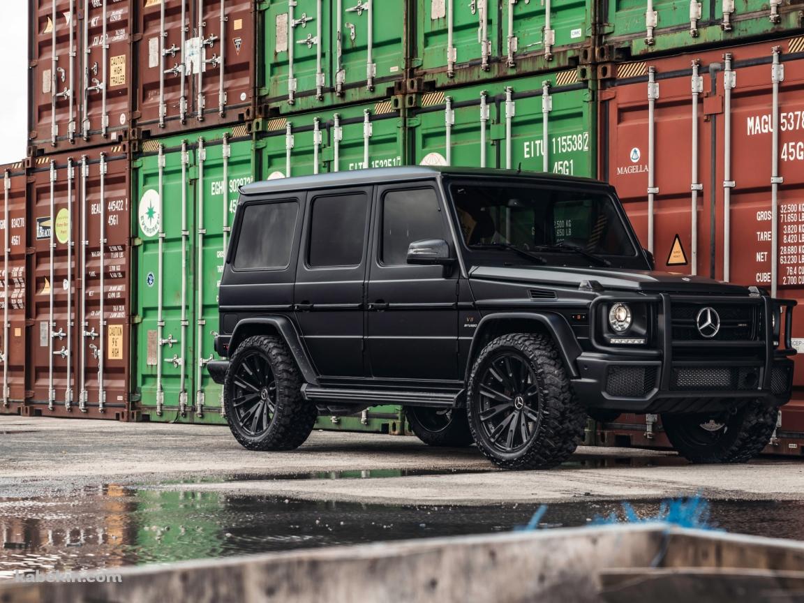 コンテナと水たまりとメルセデスAMG G6の壁紙(1152px x 864px) 高画質 PC・デスクトップ用