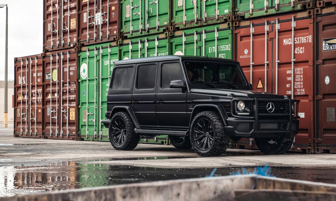 コンテナと水たまりとメルセデスAMG G6の壁紙(1280px x 768px) 高画質 PC・デスクトップ用