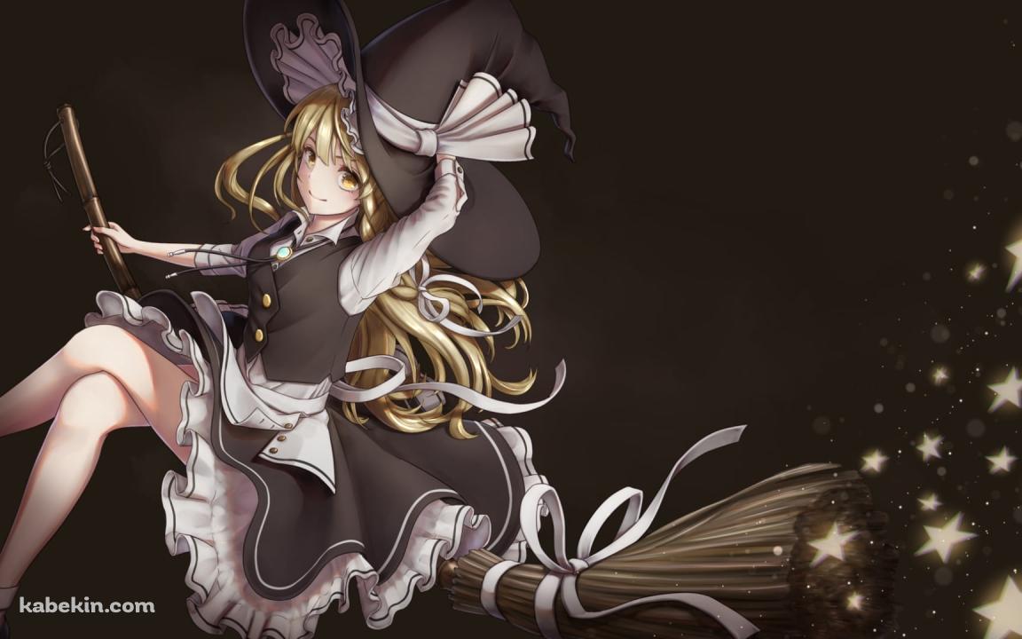 黒い帽子を抑えてホウキにまたがって飛ぶ霧雨魔理沙 / 東方の壁紙(1152px x 720px) 高画質 PC・デスクトップ用