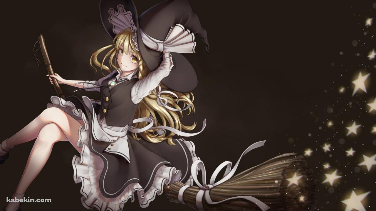 黒い帽子を抑えてホウキにまたがって飛ぶ霧雨魔理沙 / 東方の壁紙(1280px x 720px) 高画質 PC・デスクトップ用