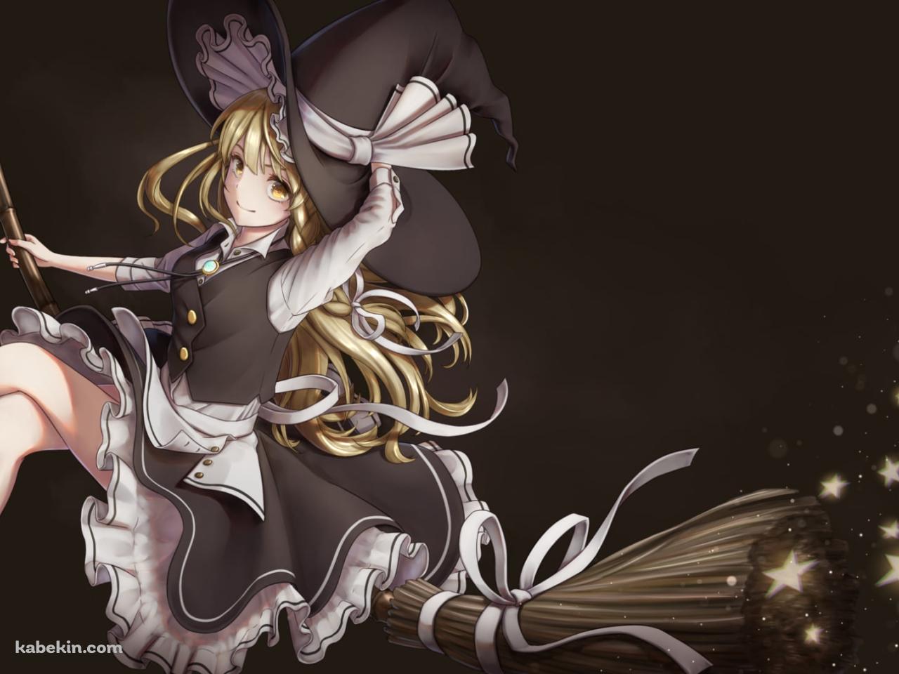 黒い帽子を抑えてホウキにまたがって飛ぶ霧雨魔理沙 / 東方の壁紙(1280px x 960px) 高画質 PC・デスクトップ用