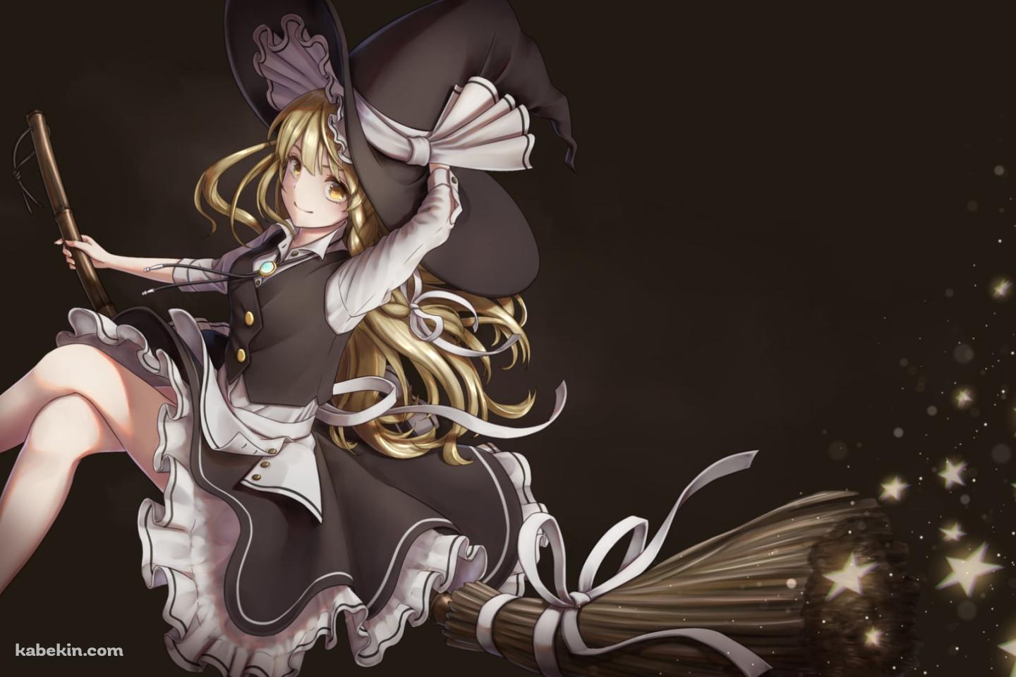 黒い帽子を抑えてホウキにまたがって飛ぶ霧雨魔理沙 / 東方の壁紙(1440px x 960px) 高画質 PC・デスクトップ用