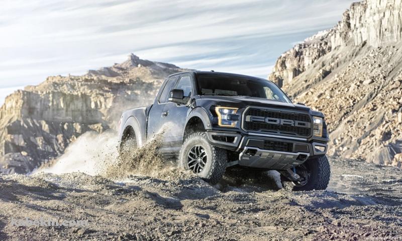 オフロードを爆走するフォードのスポーツトラック / Fordの壁紙(800px x 480px) 高画質 PC・デスクトップ用