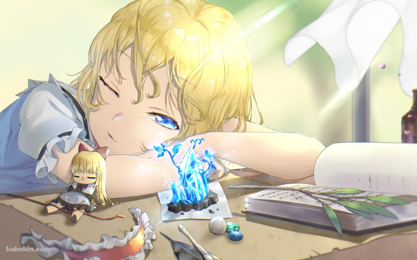 机にうつぶせに寝るアリス・マーガトロイド / 上海人形 / 東方の壁紙(1440px x 900px) 高画質 PC・デスクトップ用