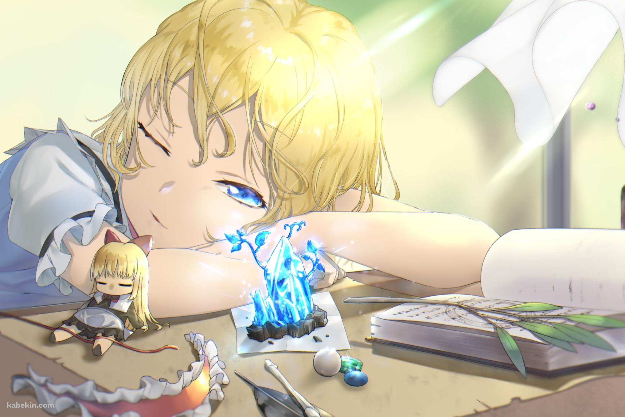 机にうつぶせに寝るアリス・マーガトロイド / 上海人形 / 東方の壁紙(2000px x 1333px) 高画質 PC・デスクトップ用