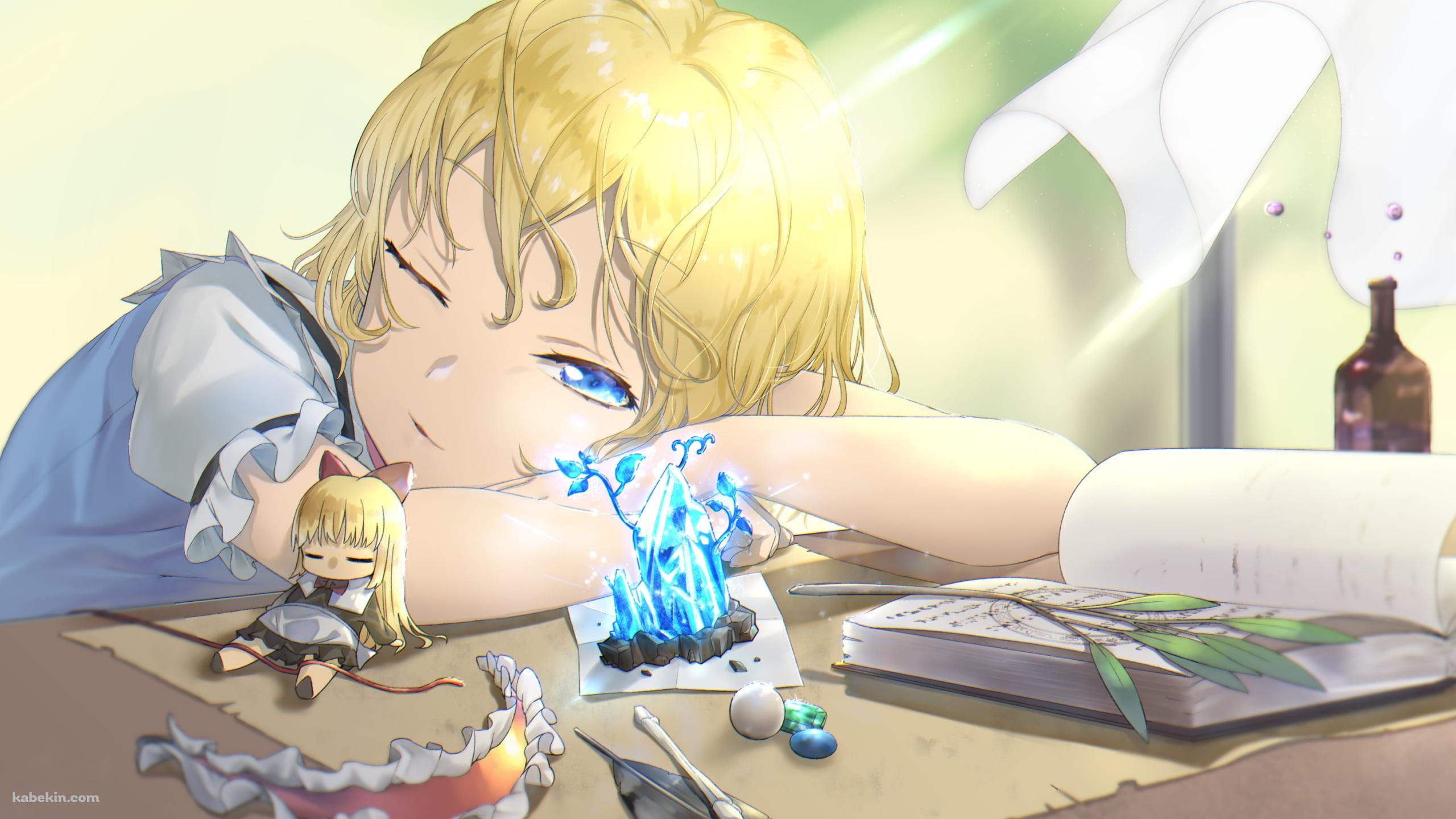 机にうつぶせに寝るアリス・マーガトロイド / 上海人形 / 東方の壁紙(2560px x 1440px) 高画質 PC・デスクトップ用