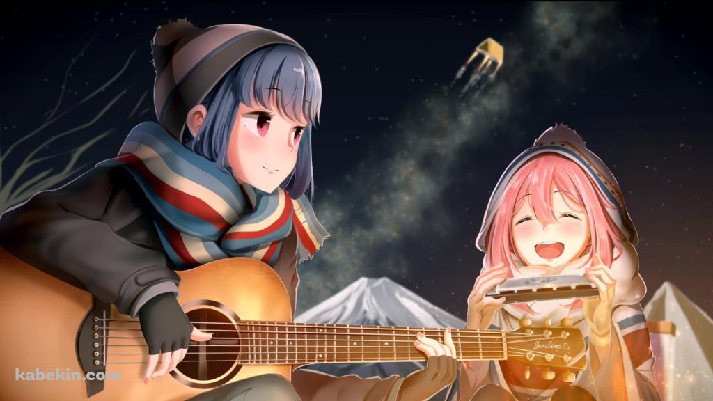 夜のキャンプでギターを弾く志摩リンとハーモニカを吹く各務原なでしこ / 富士山 / ゆるキャン△の壁紙(1024px x 576px) 高画質 PC・デスクトップ用