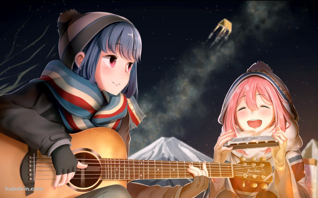 夜のキャンプでギターを弾く志摩リンとハーモニカを吹く各務原なでしこ / 富士山 / ゆるキャン△の壁紙(1280px x 800px) 高画質 PC・デスクトップ用