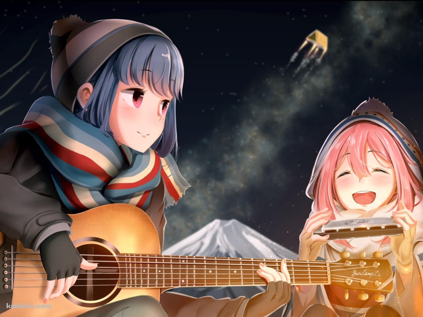 夜のキャンプでギターを弾く志摩リンとハーモニカを吹く各務原なでしこ / 富士山 / ゆるキャン△の壁紙(1440px x 1080px) 高画質 PC・デスクトップ用